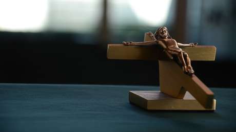 VIDEO: Una joven derriba un crucifijo de una iglesia y obras de arte en una "juerga de vandalismo"