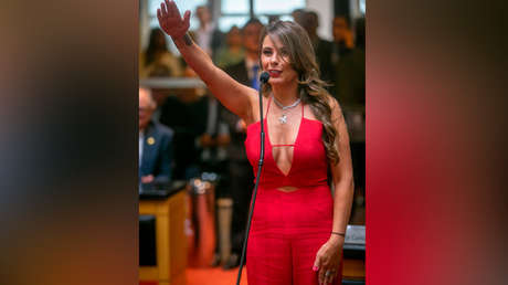 Diputada brasileña que juró su cargo con un escote "escandaloso", exige castigar a los que la criticaron