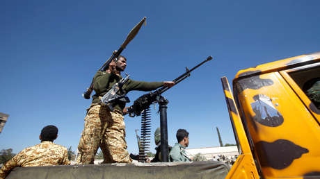 VIDEO: Graban en Yemen el momento en que un misil impacta en un tanque de las fuerzas gubernamentales