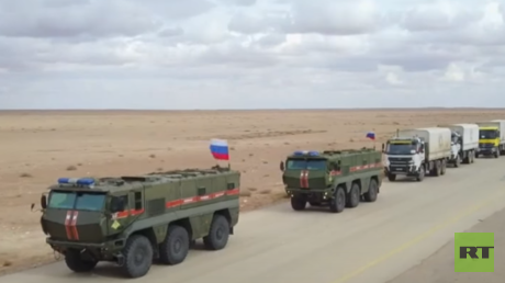 VIDEO: La Policía militar rusa escolta un convoy humanitario hacia Damasco