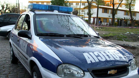 VIDEO: Un ladrón se baja de un patrullero para ayudar a empujarlo y continuar el camino