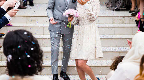 Un estadounidense es arrestado en su propia boda por acosar a una mesera menor de edad