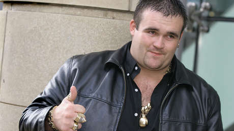 Despilfarra millones ganados en la lotería y ahora vive feliz talando leña