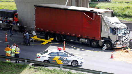 VIDEO: La 'superheroína' brasileña que rescató a un camionero tras estrellarse un helicóptero en una autopista