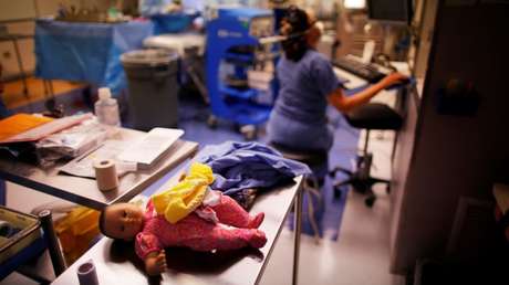 Sacan a un feto del vientre materno para una operación innovadora, lo curan y colocan dentro de nuevo