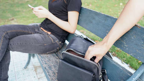 "Te equivocaste conmigo": Una mujer da una paliza a un ladrón que intentó robarle el móvil (VIDEO)