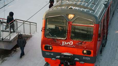 VIDEO: Pasajeros sacuden un tren para rescatar a un hombre atrapado entre el andén y un vagón