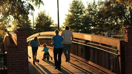 Francia, a un paso de sustituir al padre y a la madre por 'progenitor 1' y 'progenitor 2' en los formularios escolares
