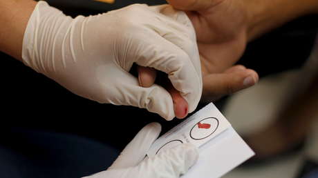 Realiza prueba de ADN en busca de su padre biológico y encuentra a tres hijas