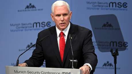 VIDEO: Pence vive momento incómodo al dar saludos de Trump en conferencia de seguridad y no recibir ni un solo aplauso