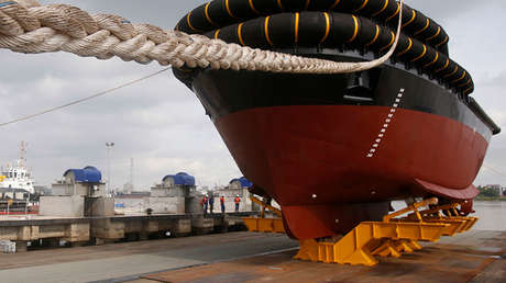 VIDEO: Un barco gigante está a punto de aplastar a un hombre durante la botadura