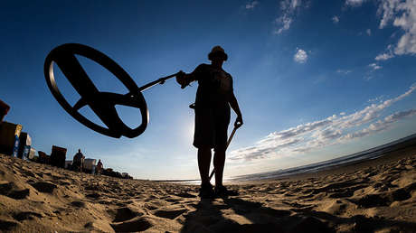 Encuentra un colgante de 1.500 años de antigüedad y lo confunde con una moneda de chocolate