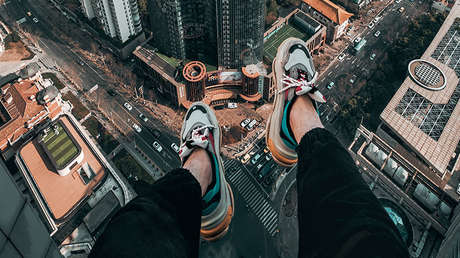 Un adolescente salta desde un edificio de 13 plantas y sobrevive al caer sobre un vehículo