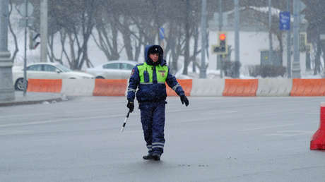 VIDEO: La policía detiene el tráfico para que un perro cruce la carretera en Siberia
