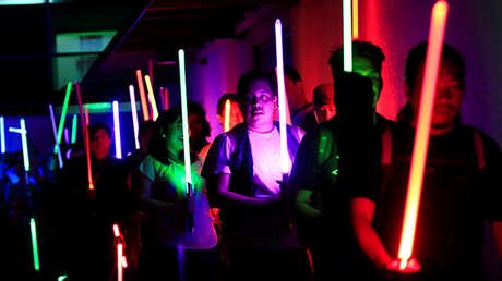 VIDEOS: Francia reconoce los duelos con sables de luz como deporte competitivo