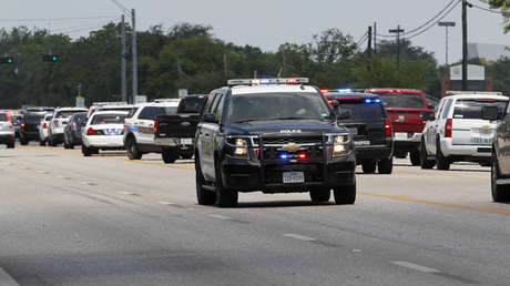 VIDEO: Una furgoneta 'marea' a un coche de Policía