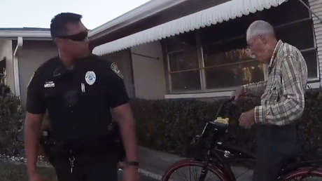 VIDEO: A un anciano de 80 años le roban su bicicleta y los policías le regalan una nueva