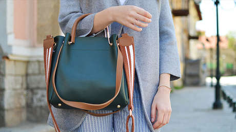 Una británica quiere que le diseñen un bolso con piel de su pierna amputada