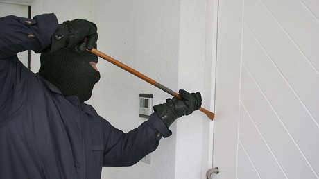 Un infortunado ladrón es capturado después de dejar 'estampada' la matrícula de su auto en la nieve