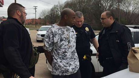 EE.UU.: Ladrón asalta una tienda, envuelve a una mujer con cinta adhesiva y la prende fuego (VIDEO)