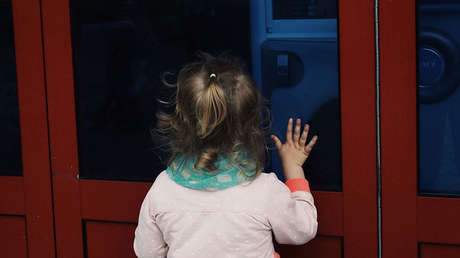 Rusia: Una niña de 3 años muere deshidratada porque su madre la dejó encerrada a solas varios días 