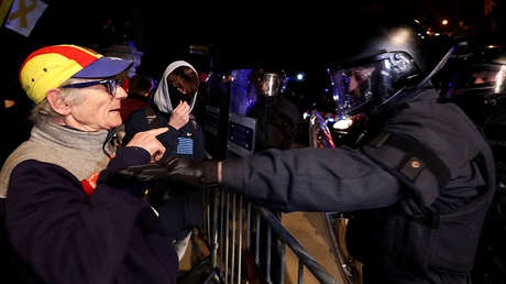 VIDEO: Activistas catalanes protestan contra la presencia del rey en la apertura del Congreso Mundial de Móviles