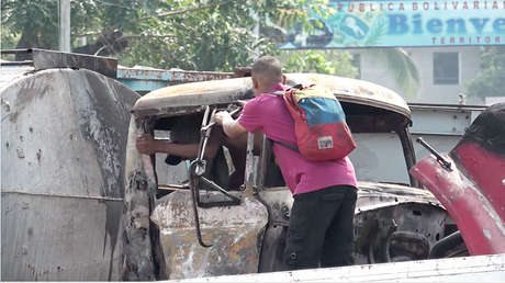 VIDEO: Jóvenes roban partes del camión quemado en la frontera entre Colombia y Venezuela