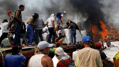VIDEO: Opositores venezolanos lanzan cócteles molotov hacia el camión con "ayuda humanitaria" de EE.UU.