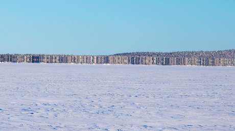 ¿Una isla que aparece de la nada o un espejismo? Patrulla fronteriza capta raro fenómeno sobre un lago congelado (FOTO)