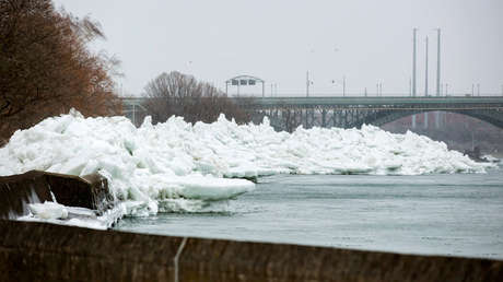 VIDEOS: Un 'tsunami de hielo' arrasa una zona residencial en la frontera de EE.UU. con Canadá