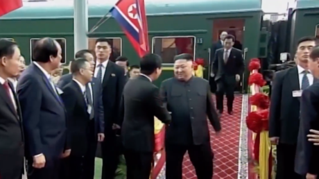 VIDEO: La maratónica corrida del traductor de Kim en su llegada a Vietnam que se robó las miradas de la Red