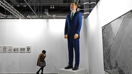 A la venta en una feria de arte una escultura del rey Felipe VI que deberá ser quemada por quien la adquiera