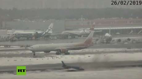 VIDEO: Un avión de negocios se sale de la pista y se desliza por la nieve sin causar heridos en un aeropuerto de Moscú