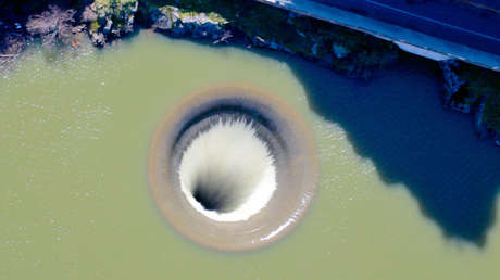 FOTOS, VIDEO: Intensas lluvias 'despiertan' al 'agujero de la gloria' en California