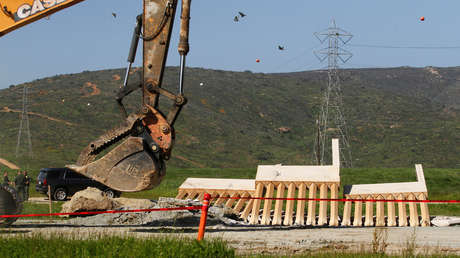 VIDEO: EE.UU. demuele varios prototipos de muro para su frontera con México