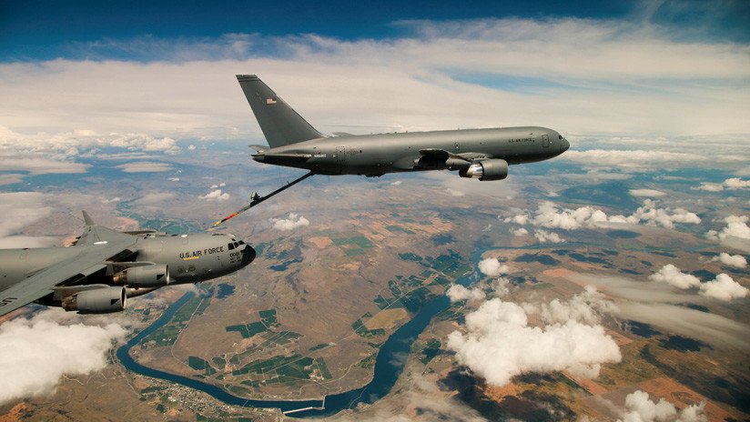 "Un problema serio": suspenden el vuelo de los nuevos aviones cisterna Boeing tras descubrirse objetos ajenos en varias unidades