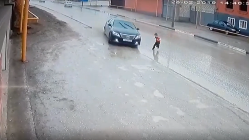 VIDEO: Un niño se salva de ser atropellado tras el volantazo de un conductor en el último segundo