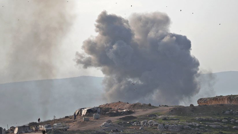 La aviación rusa ataca un almacén de armas del Frente Al Nusra para ser usadas contra la base de Jmeimim en Siria