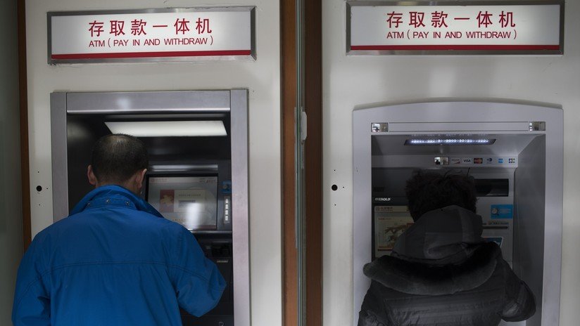 VIDEO: Un ladrón se compadece de su víctima y le devuelve el dinero al ver el saldo de su cuenta 