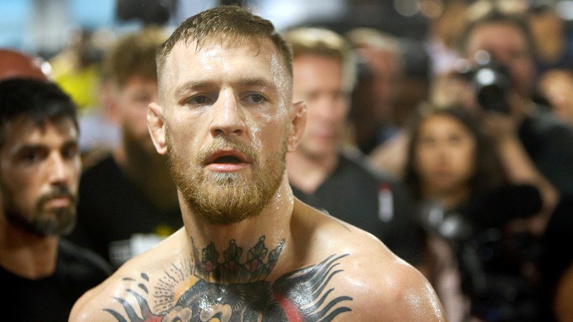VIDEO: El momento en que Conor McGregor revienta contra el piso el teléfono de un admirador