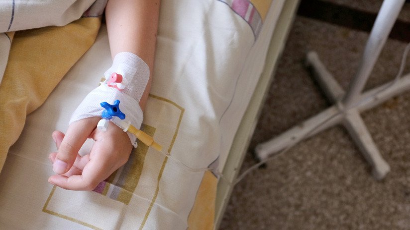 Mujer inyecta sangre a su hijo hospitalizado para atraer la atención de los médicos y una cámara oculta la delata