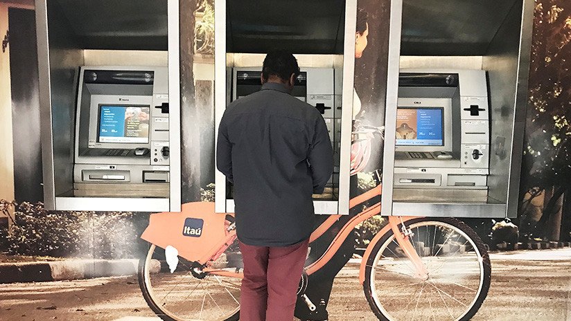 VIDEO: Un ladrón intenta huir de la escena del crimen en autobús y con un cajero automático a cuestas