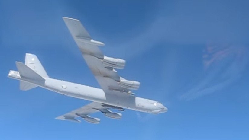 VIDEO, FOTO: Cazas rusos hacen cambiar de rumbo a un bombardero de EE.UU. en el Báltico