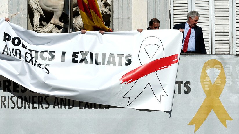 La Generalitat de Cataluña cambia el lazo amarillo de su fachada por otro blanco 