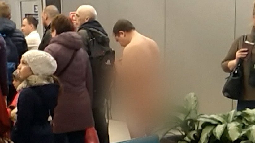 VIDEO: La Policía de un aeropuerto ruso detiene a un hombre desnudo que intentaba embarcar en un avión