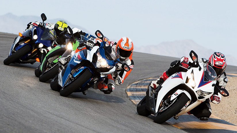 'Boxeo' sobre ruedas: Dos pilotos se pelean en plena carrera de motos tras un accidente surrealista (VIDEO)