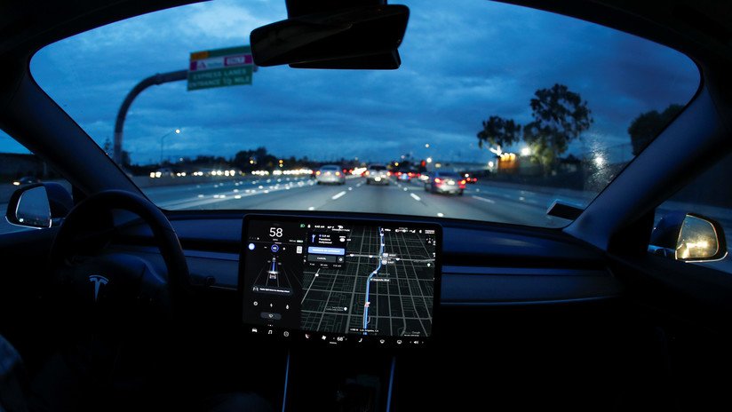 VIDEO: El piloto automático de un Tesla intenta estrellar el coche contra una barrera reiteradamente en el mismo lugar