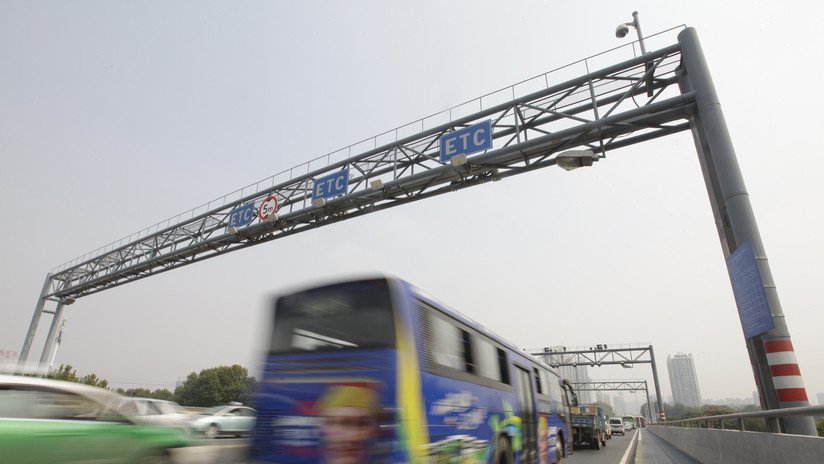 VIDEO: Sale de su coche para pedir ayuda en una carretera y se salva por segundos de ser arrollado por un camión 