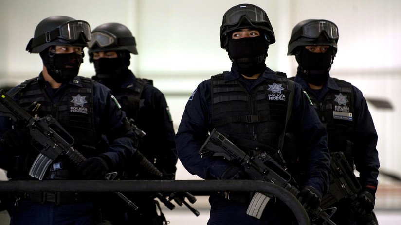 VIDEO: Dos sujetos armados irrumpen en pleno velatorio en la Ciudad de México para asaltar a los presentes