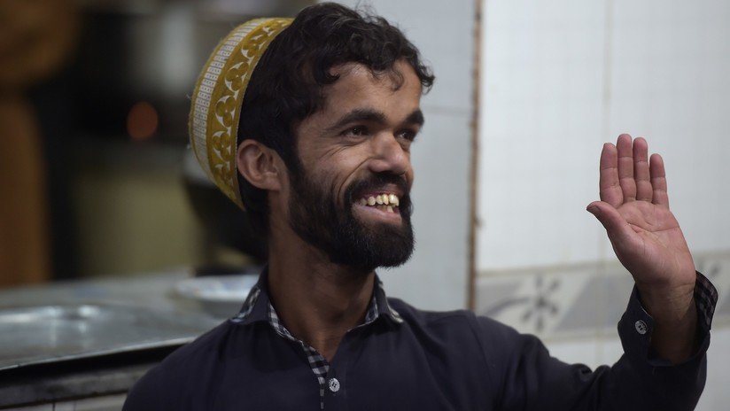 VIDEO: Encuentran al 'gemelo' de Tyrion Lannister de Juego de Tronos trabajando de camarero en Pakistán